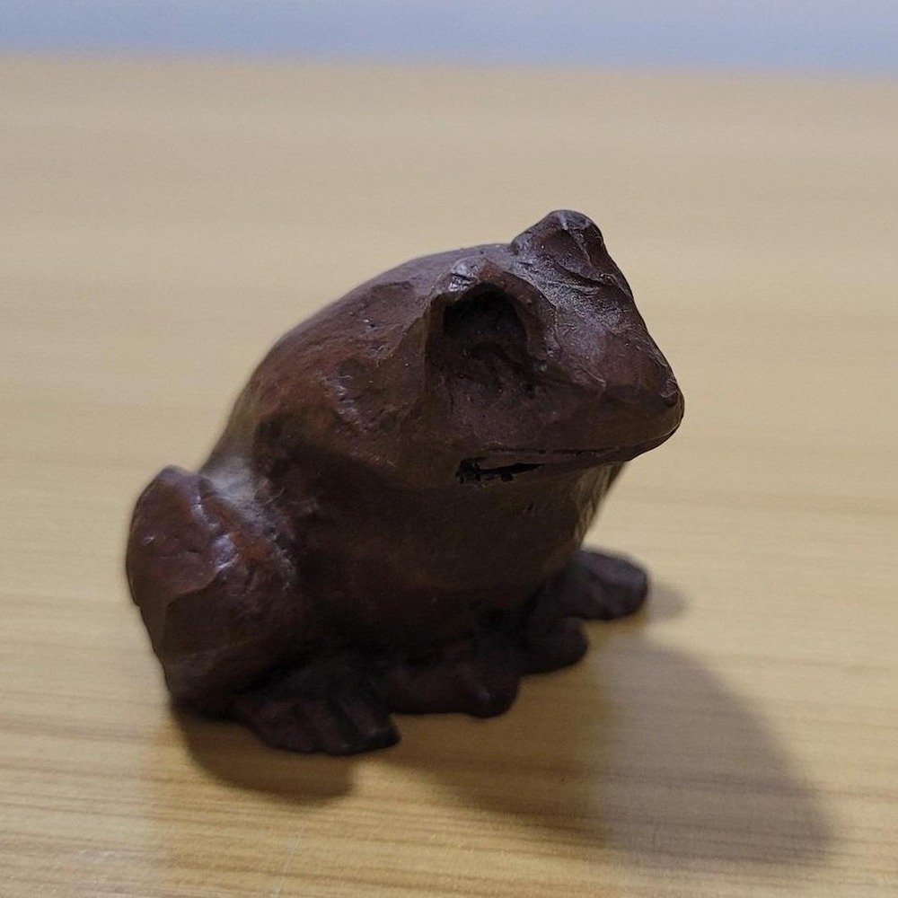 Red Mill Manufacturing Hand Crafted Frog Figurine Pecan Resin